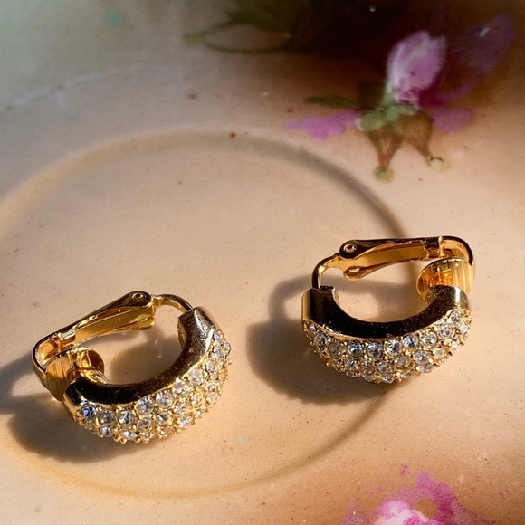 VINTAGE Gold tone and crystal huggie clip on earrings - Picture 5 of 9